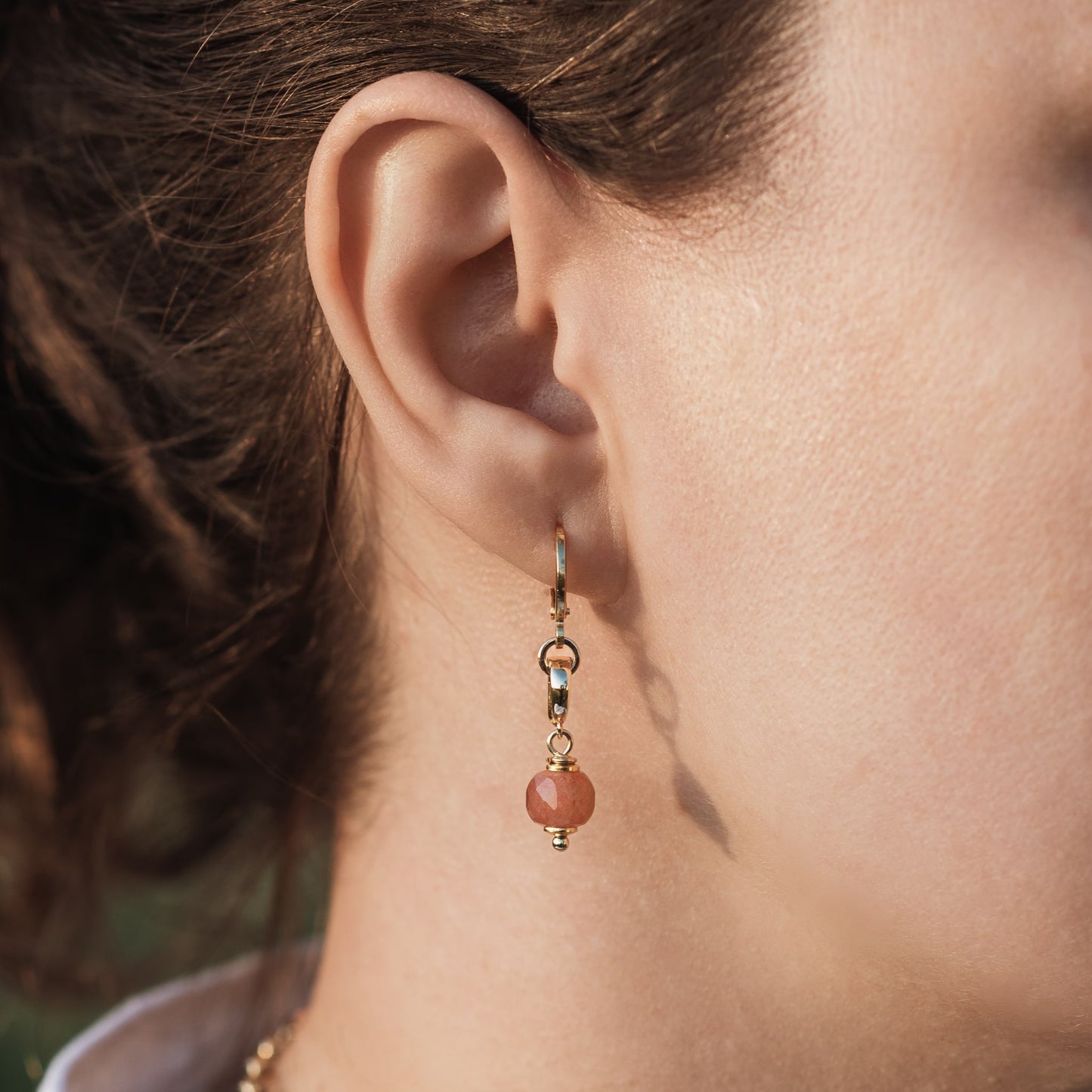 MAVEMO Set Natur – vergoldete Creolen mit Steinperlen-Charms getragen