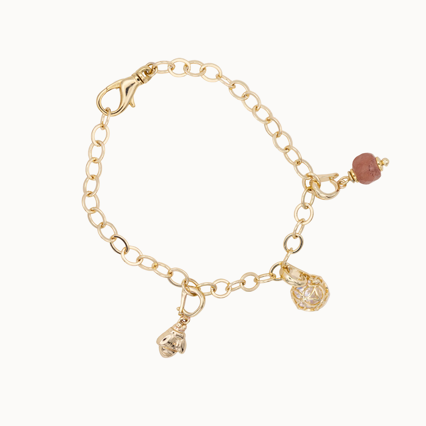 Basisarmband mit Charms Biene, Käfigkugel mit Zirkon und Steinperle in Rosa als Stylingbeispiel – modulares Schmucksystem