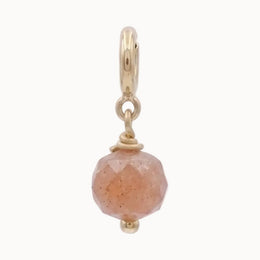 Charm Sonnenstein: facettierte Steinperle in Pfirsichton an Gold-filled-Federring