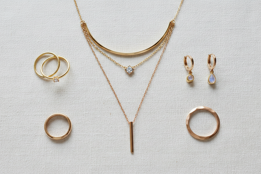 Gold Schmuck kombinieren — was passt wirklich zusammen?