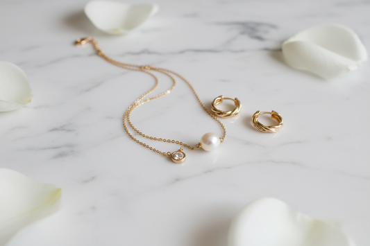 Schmuck layern: Kette, Armband und Creolen kombinieren