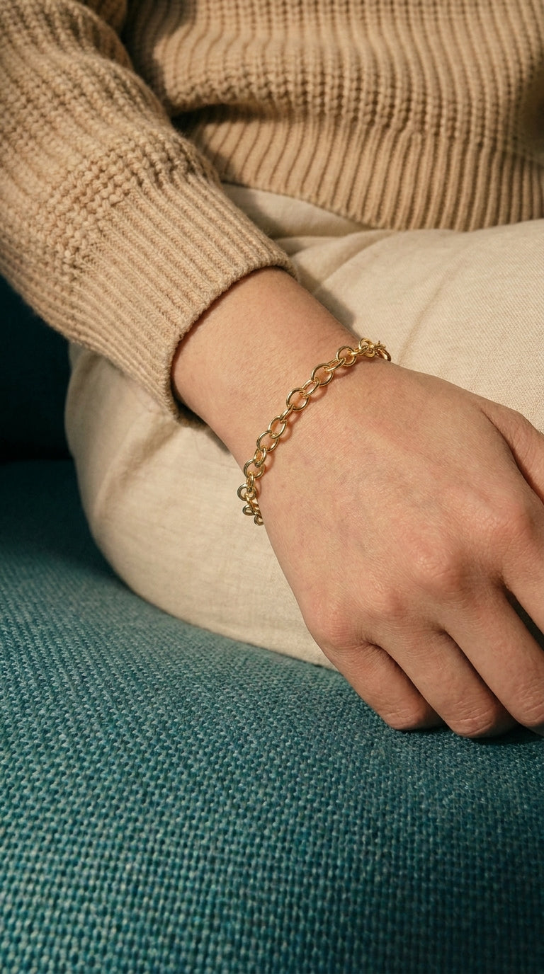 MAVEMO Basisarmband vergoldet am Handgelenk – modularer Schmuck
