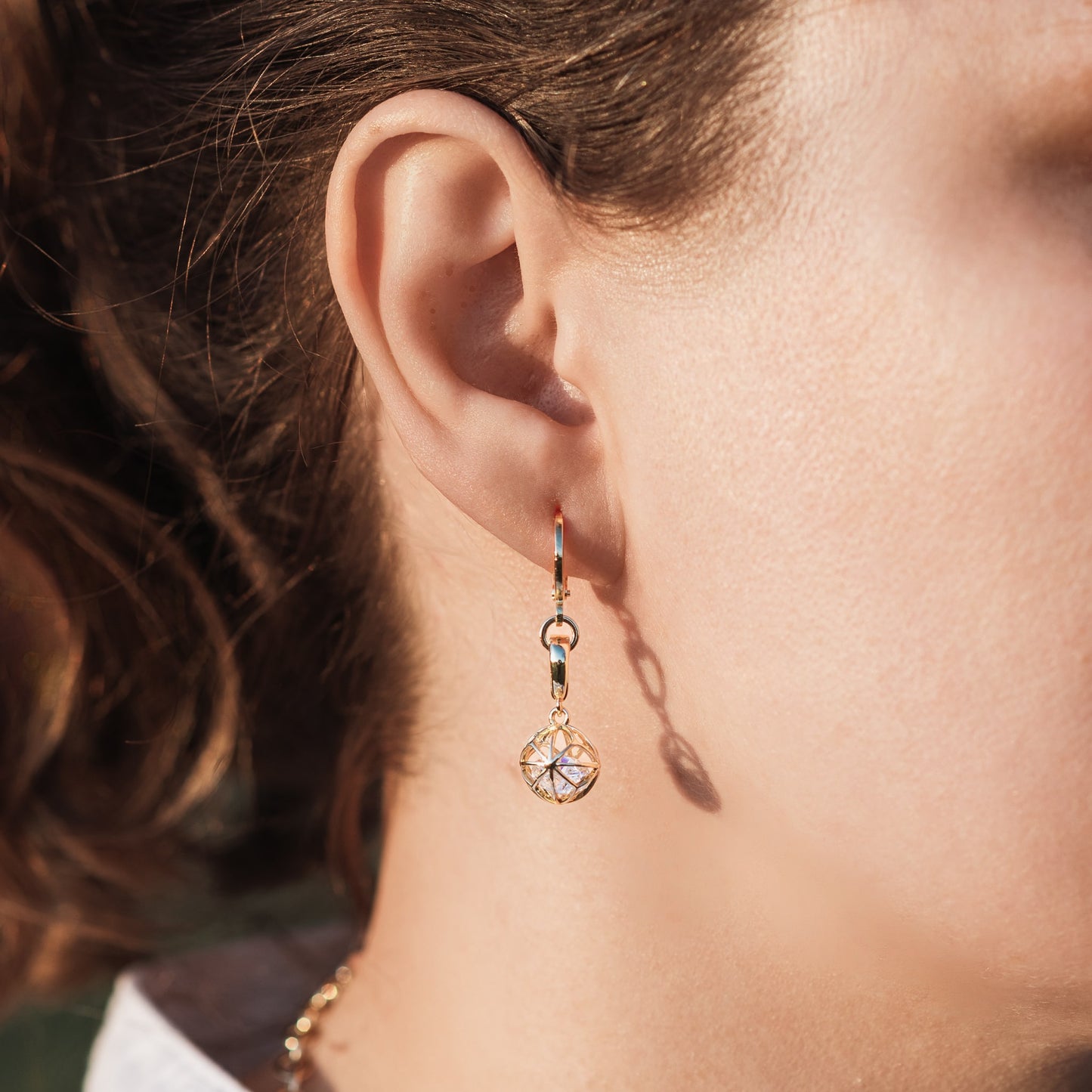 Charm Käfigkugel geometrisch vergoldet im Styling – MAVEMO Elements