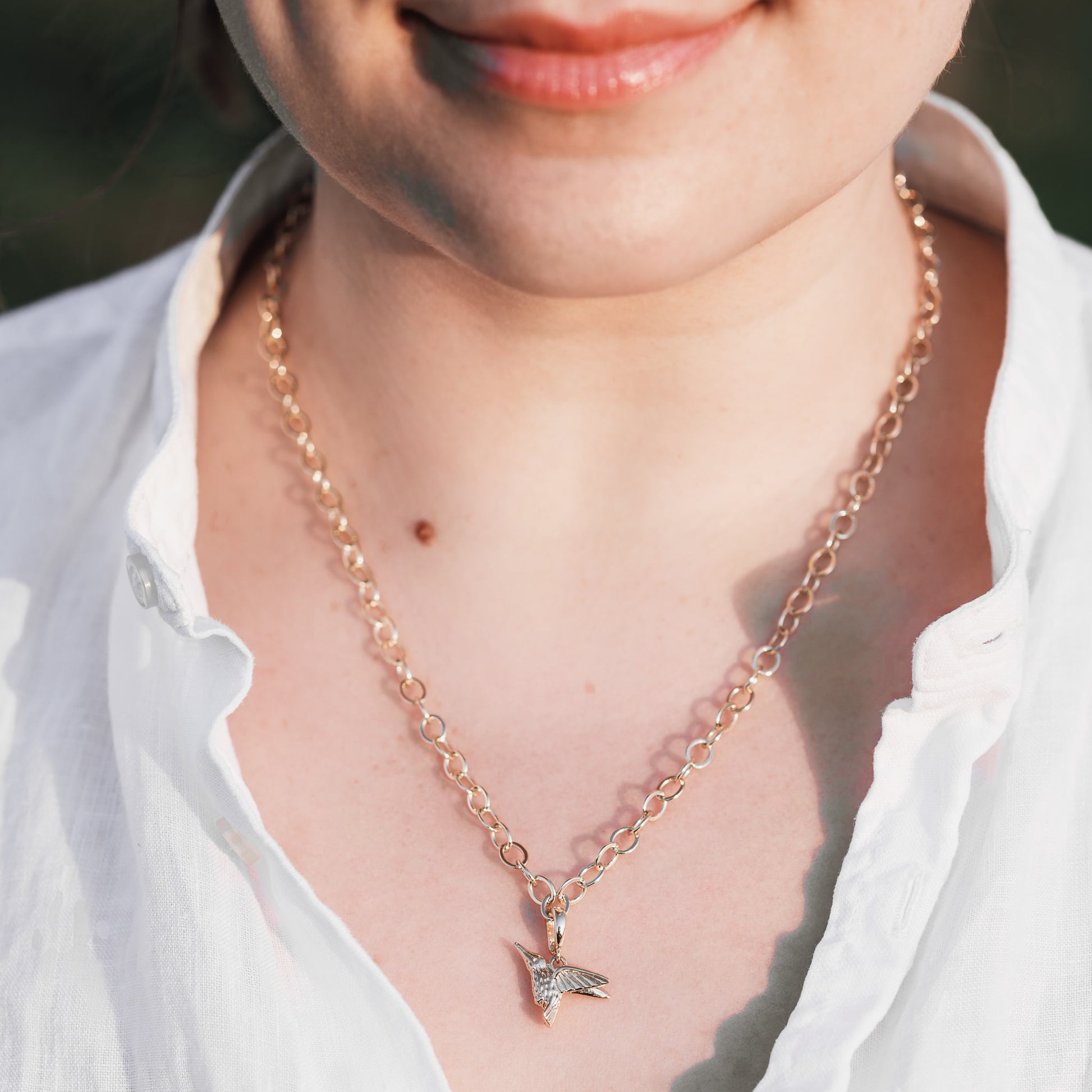 MAVEMO Charm Kolibri vergoldet – Styling-Beispiel mit modularem Schmuck
