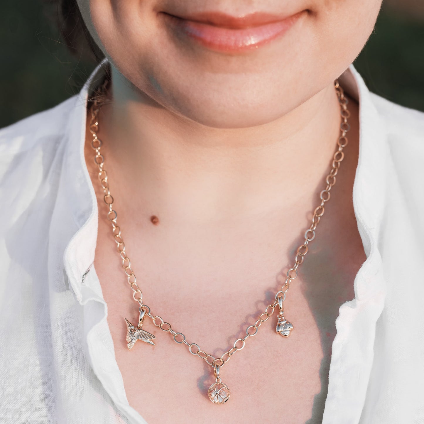 Vergoldeter Charm Biene am Armband getragen – Mix & Match Schmuck MAVEMO
