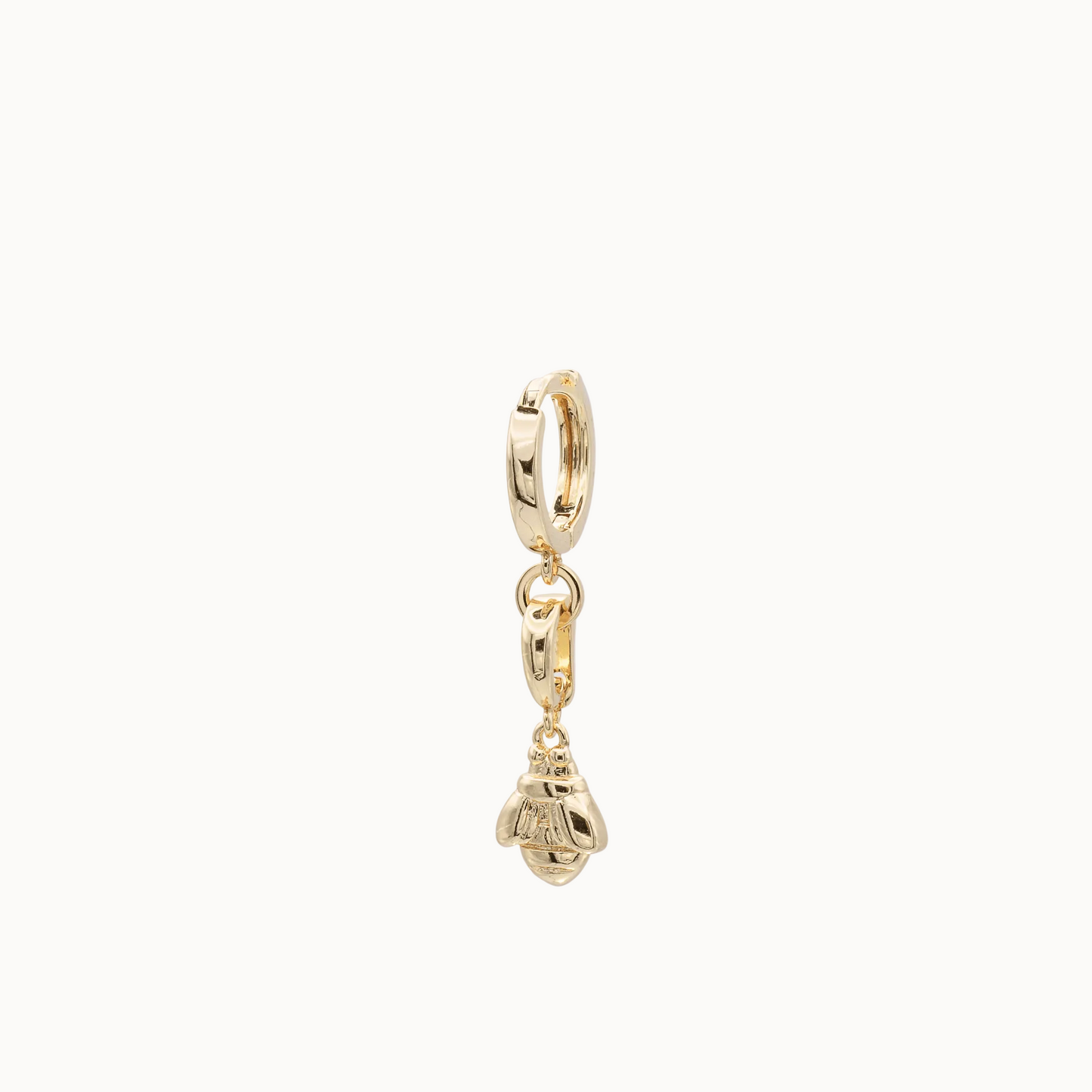MAVEMO Creole vergoldet mit Charm Biene – Styling-Beispiel