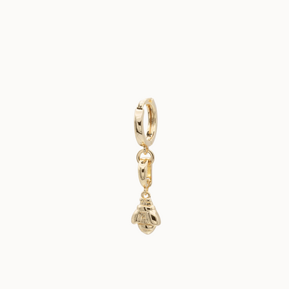MAVEMO Creole vergoldet mit Charm Biene – Styling-Beispiel