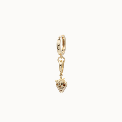 MAVEMO Charm Erdbeere vergoldet an Creole – Styling-Beispiel