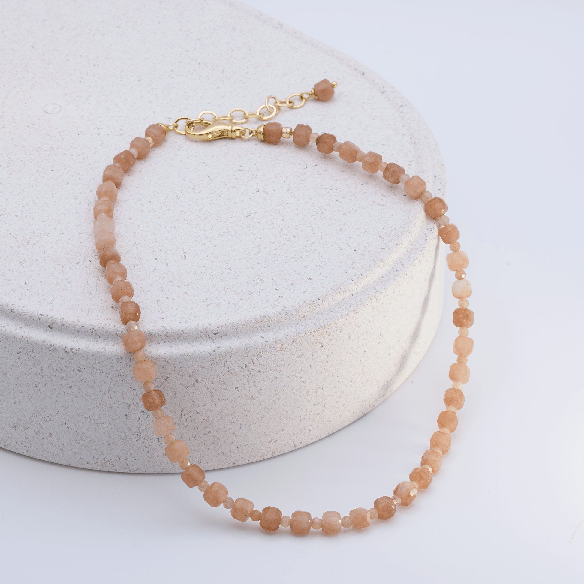Perlenkette Sonnenstein im Styling mit MAVEMO Charms