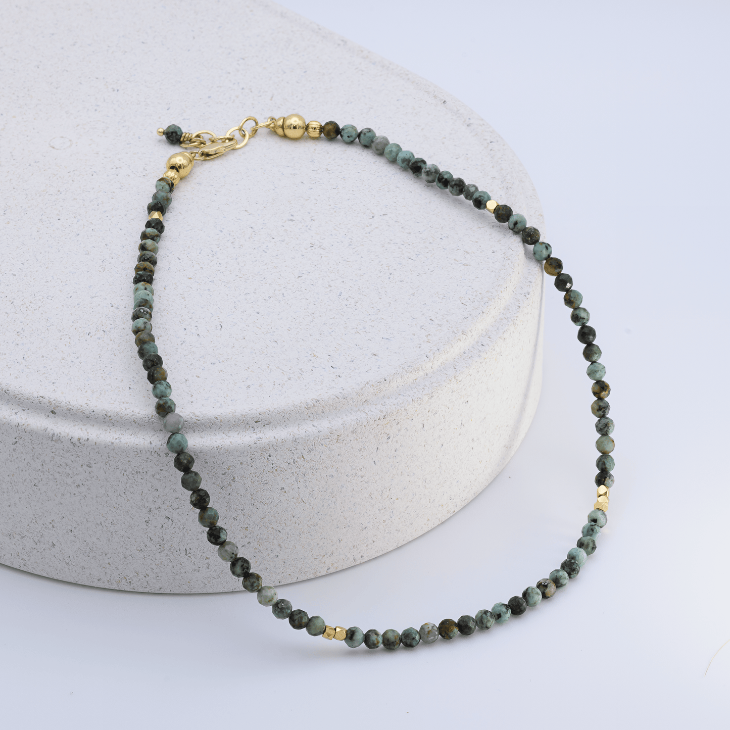 Perlenkette Afrikanischer Türkis im Styling mit MAVEMO Charms