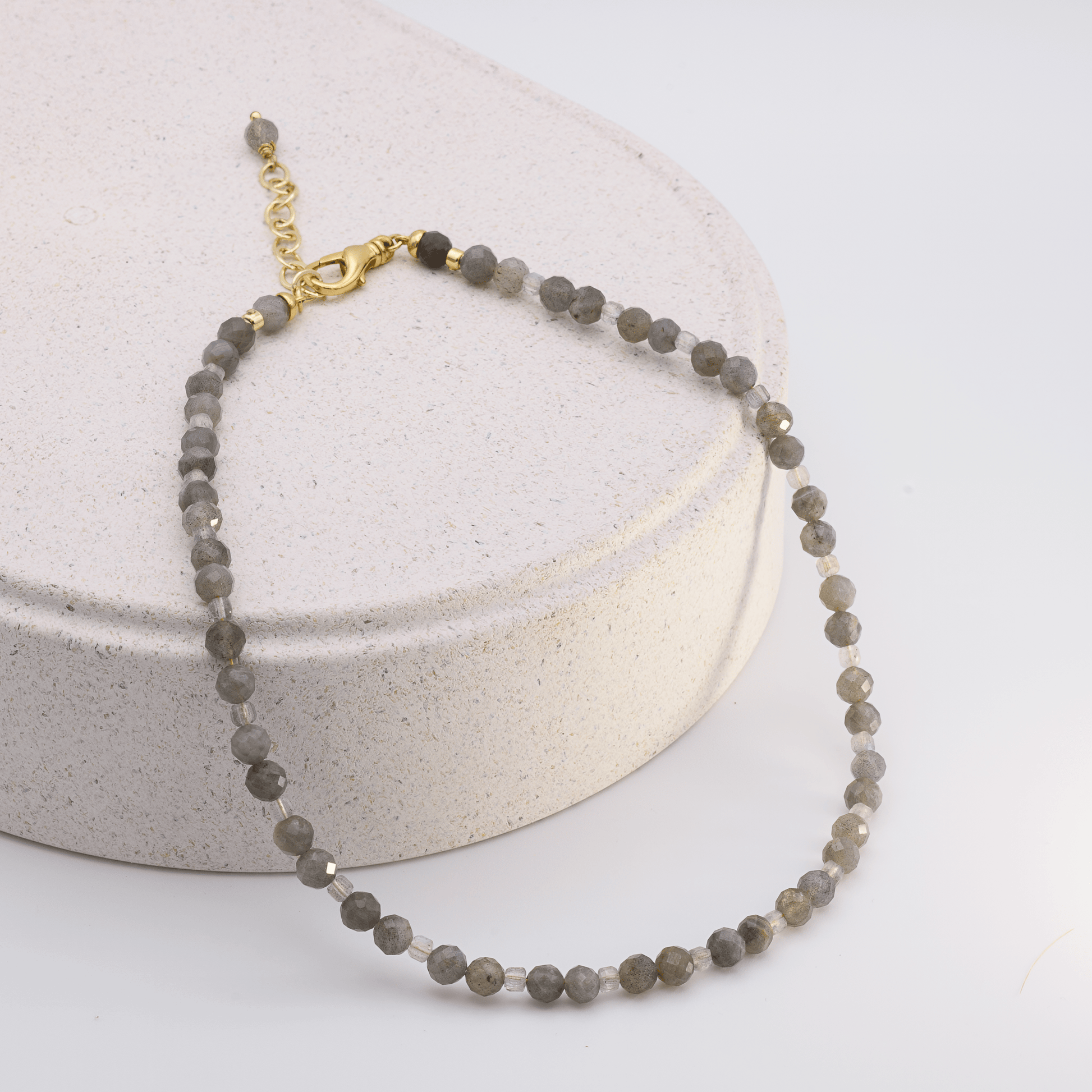 Perlenkette Labradorit Grau im Styling mit MAVEMO Charms