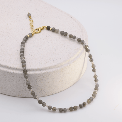 Perlenkette Labradorit Grau im Styling mit MAVEMO Charms