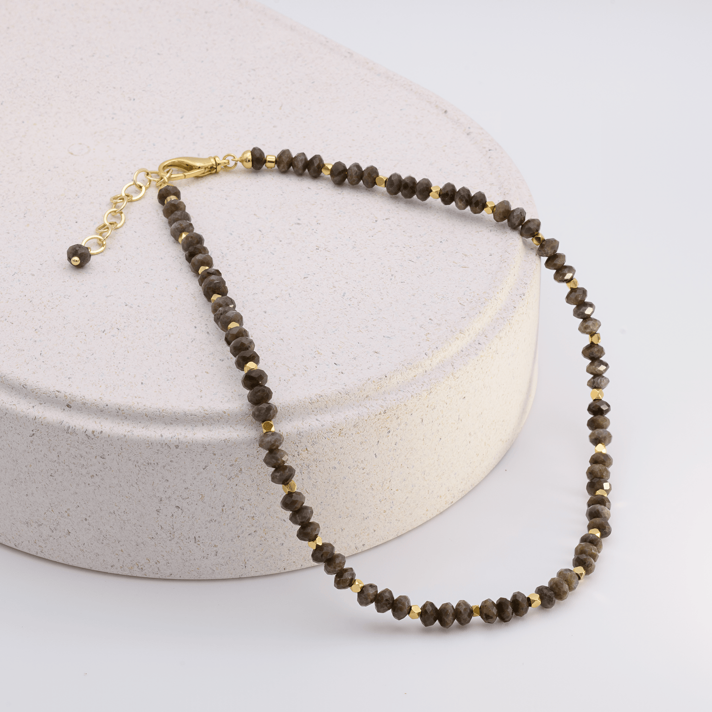 Perlenkette Labradorit Braun im Styling mit MAVEMO Charms