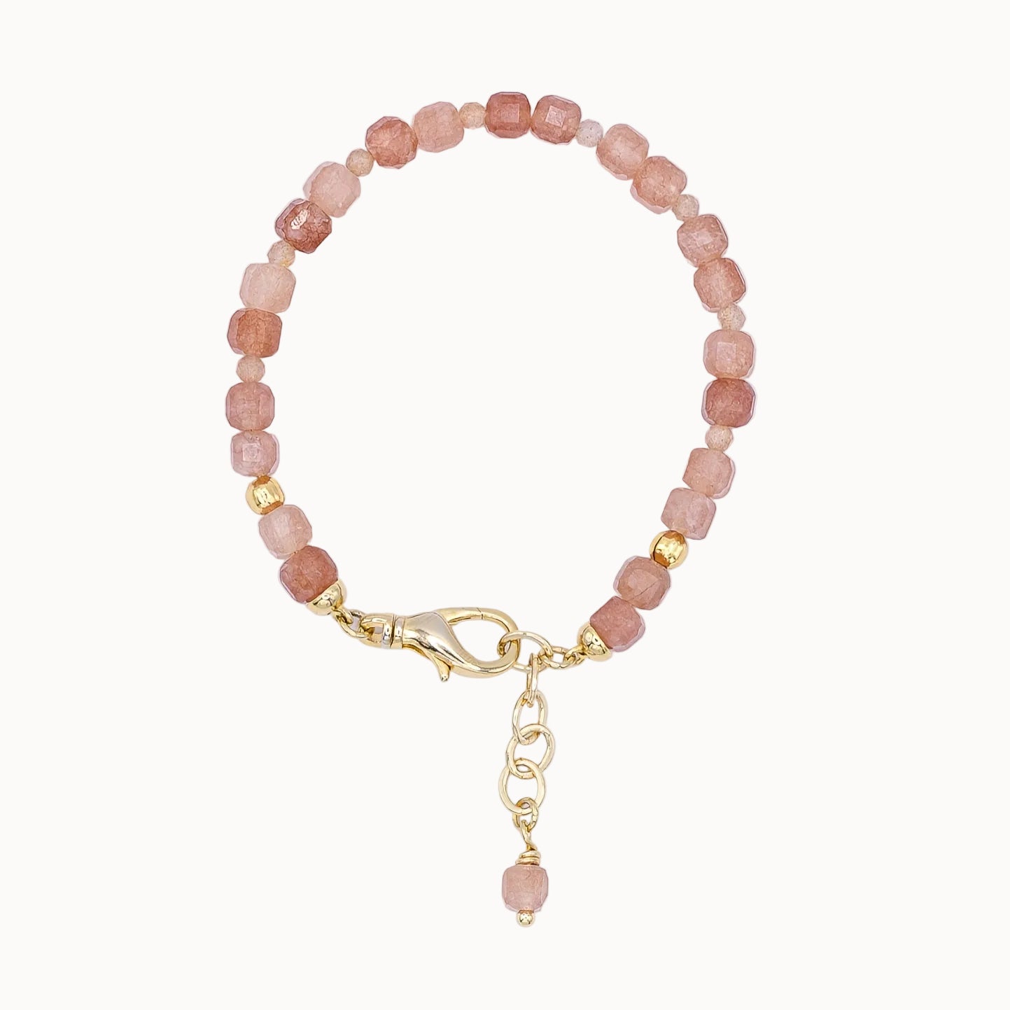 Armband für Charms aus echten Steinperlen in Altrosa mit vergoldeten Metallelementen. Modulares Schmucksystem MAVEMO.