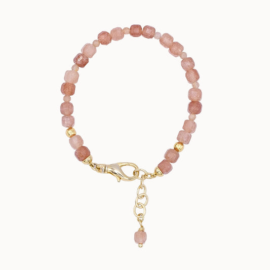 Armband für Charms aus echten Steinperlen in Altrosa mit vergoldeten Metallelementen. Modulares Schmucksystem MAVEMO.