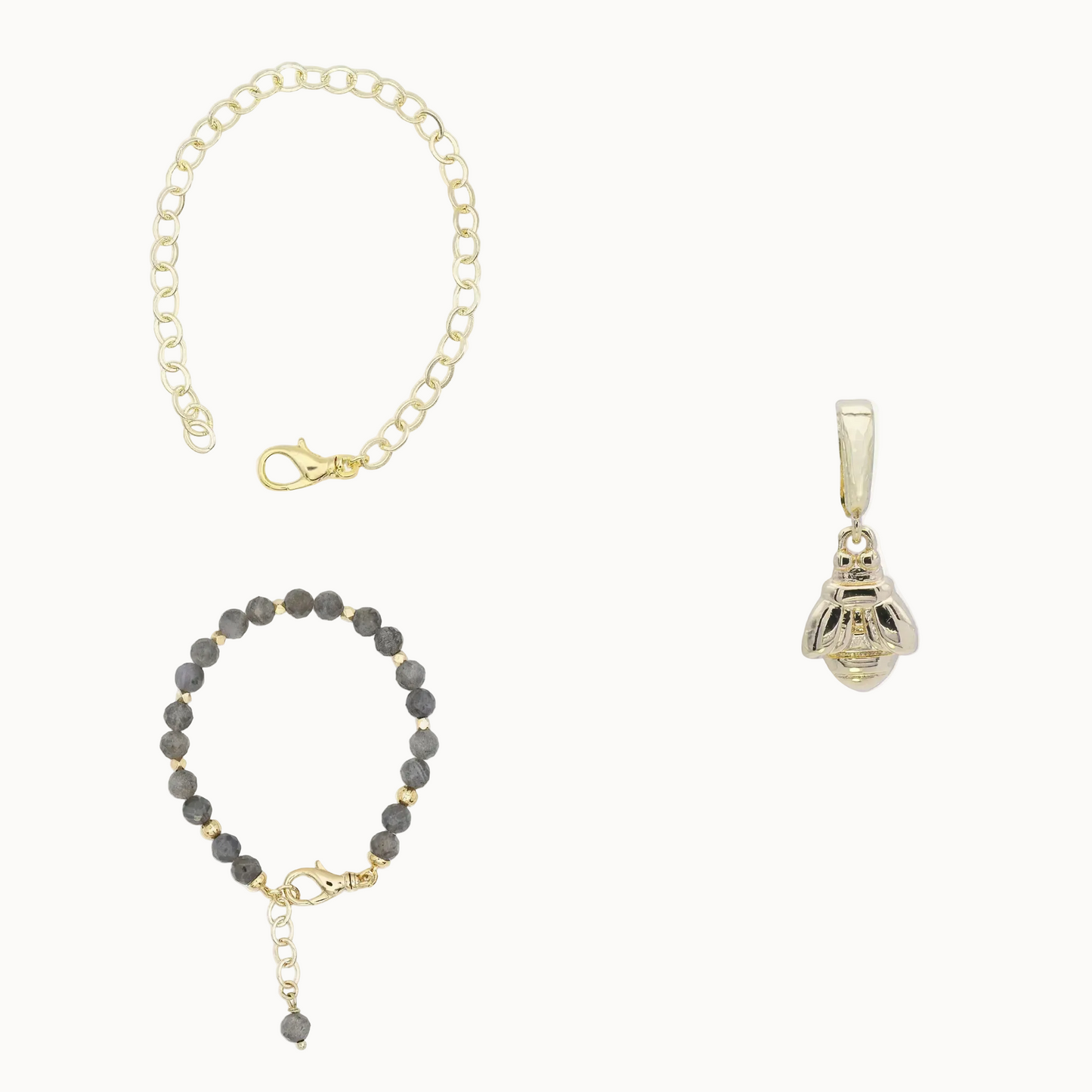 Set aus zwei Armbändern und einem Charm. Vergoldet.