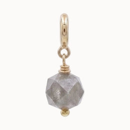Charm Labradorit Würfel: facettierte graue Steinperle an Gold-filled-Federring